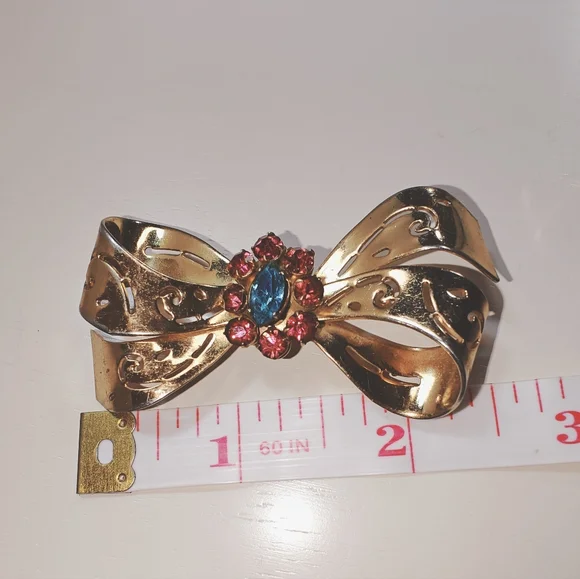 CORO Metalcut Gold Tone Ribbon Brooch w/Rhinestones Center Vintage - Picture 4 of 5